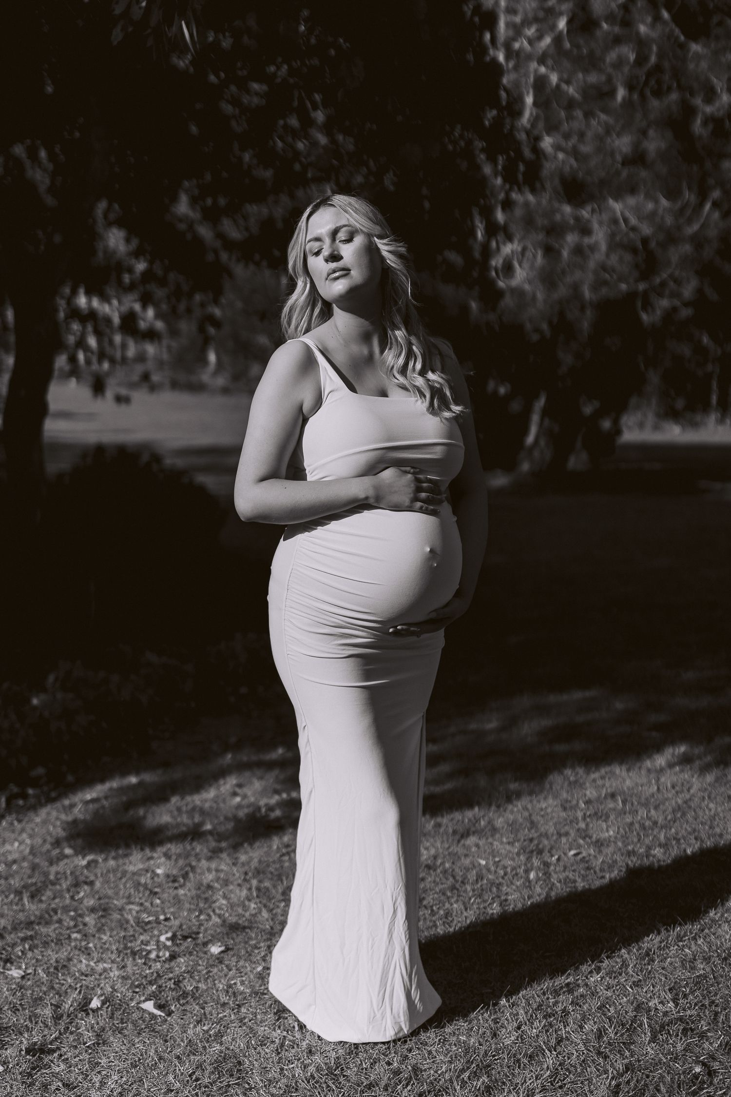 Cornwall Maternity Bump Outdoor photoshoot gardens black & white