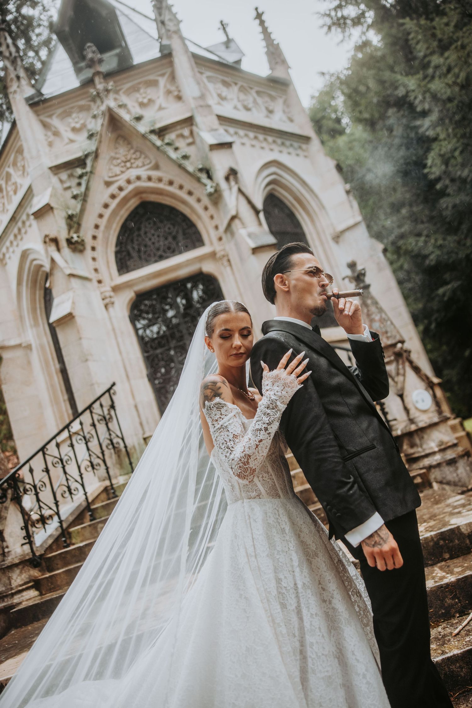 tri Lučke, Krško, portretiranje, fotografija mladoporočencev, Par pred gotsko kapelo, Poročne fotografije v sloveniji