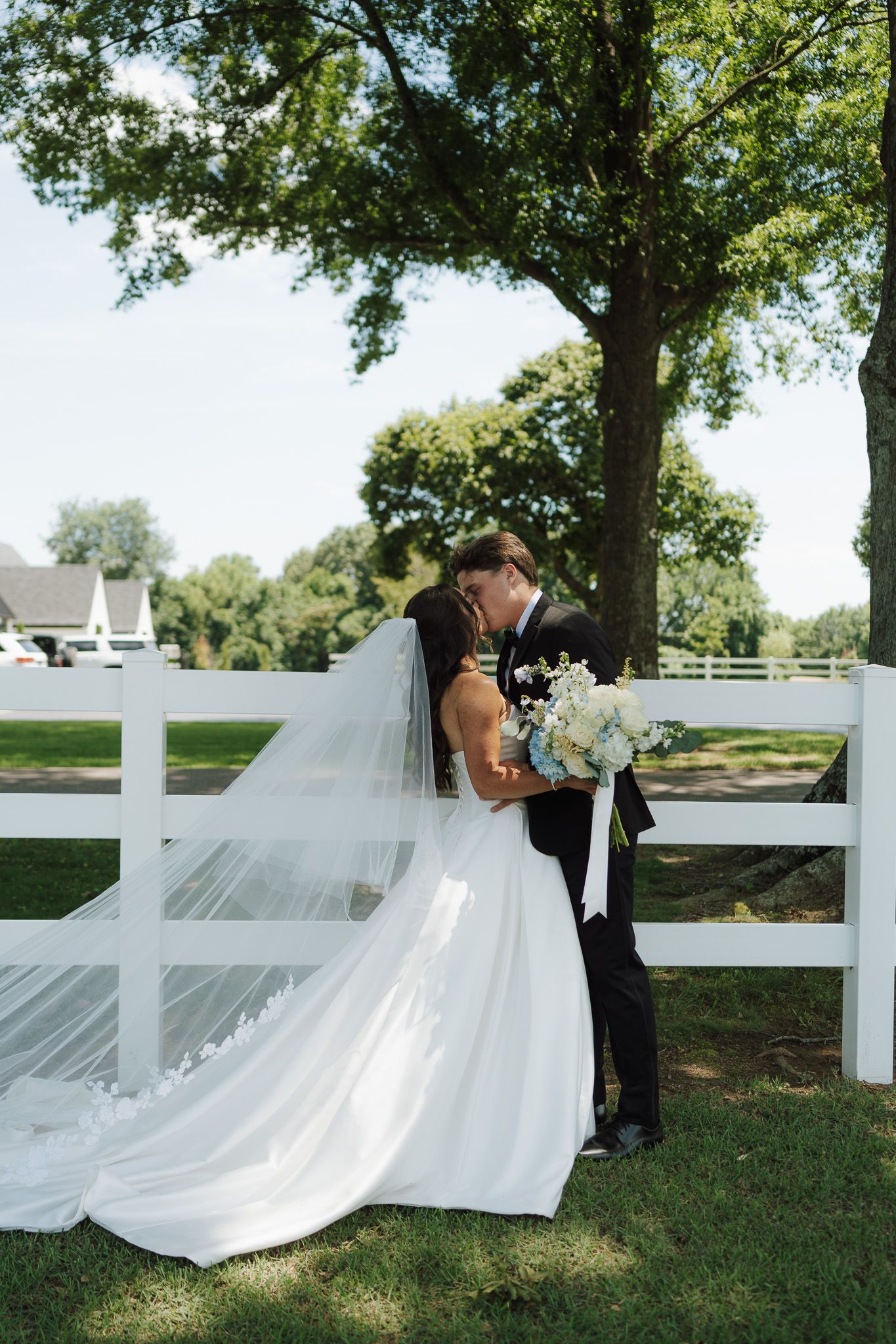 couple kissing