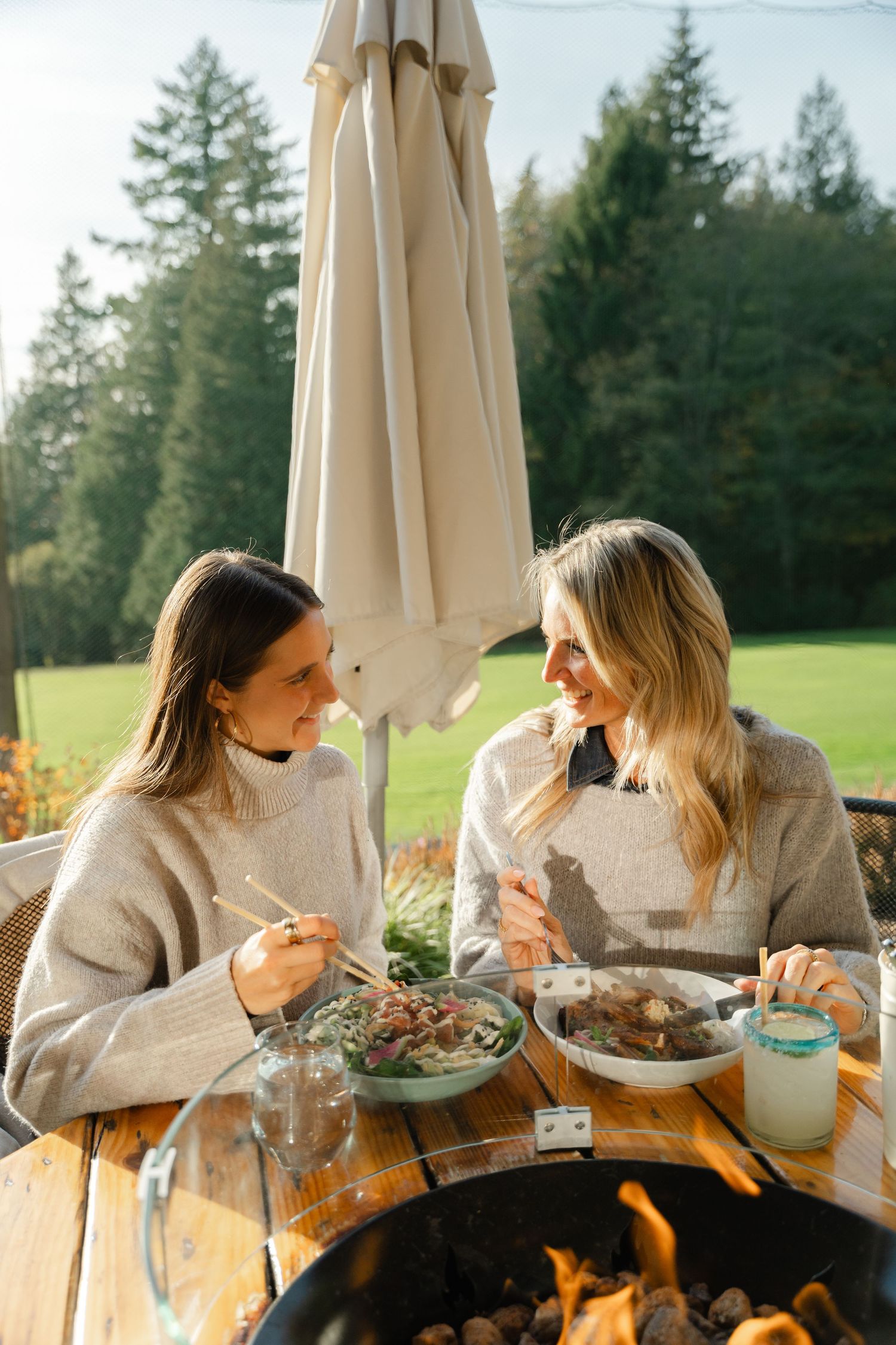 two friends eating lunch together