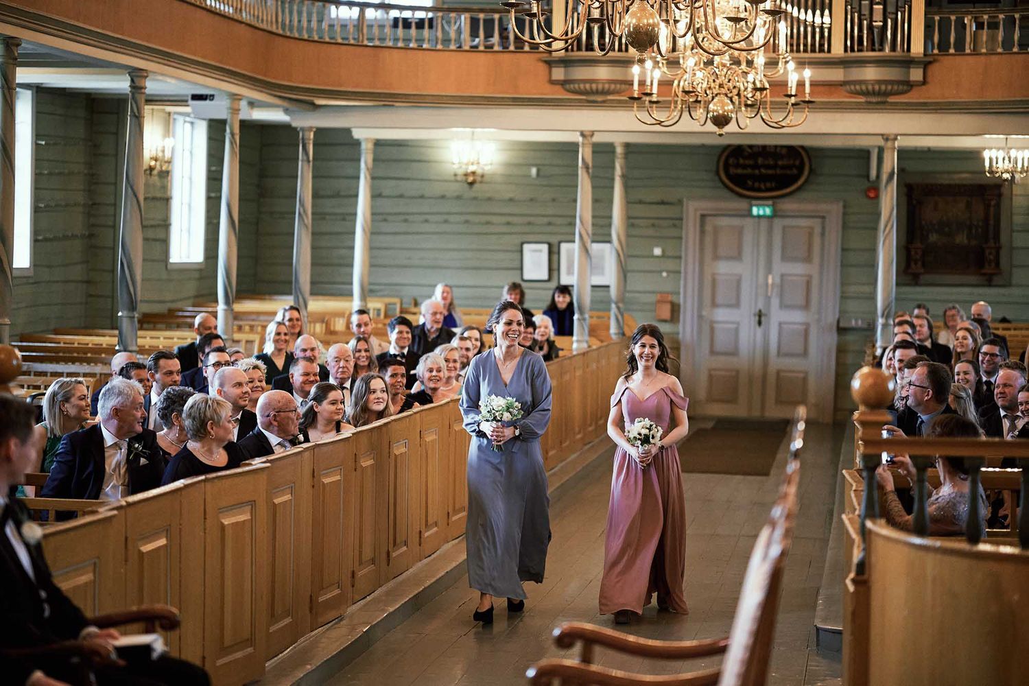 Brudens forloverne går opp kirkegulvet under seremonien