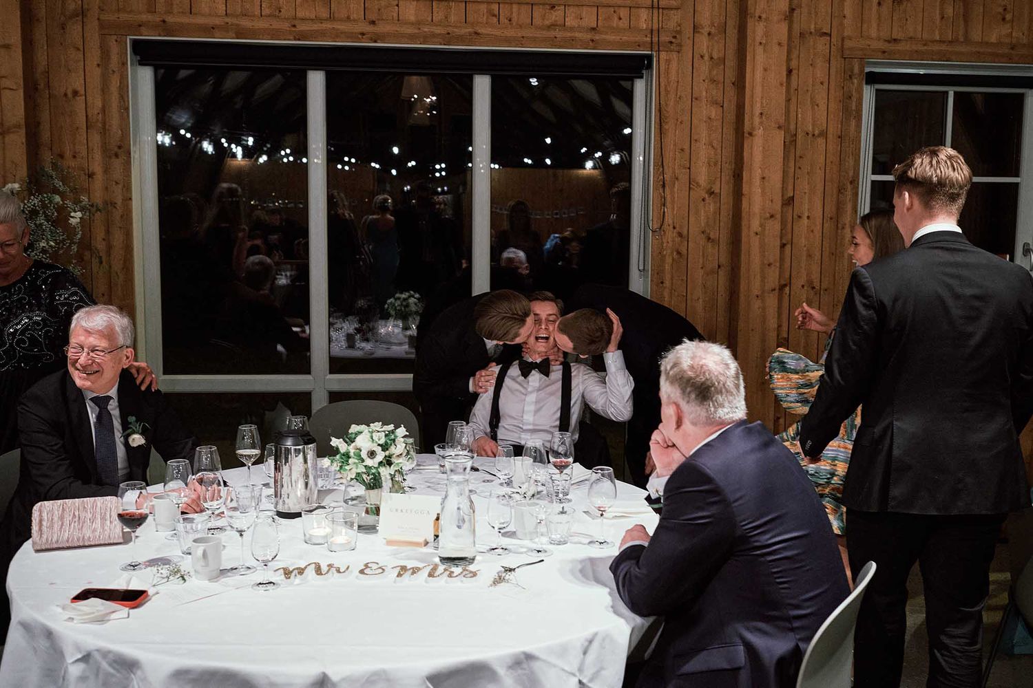 Guttene kysser brudgommen på Solastranden Gård