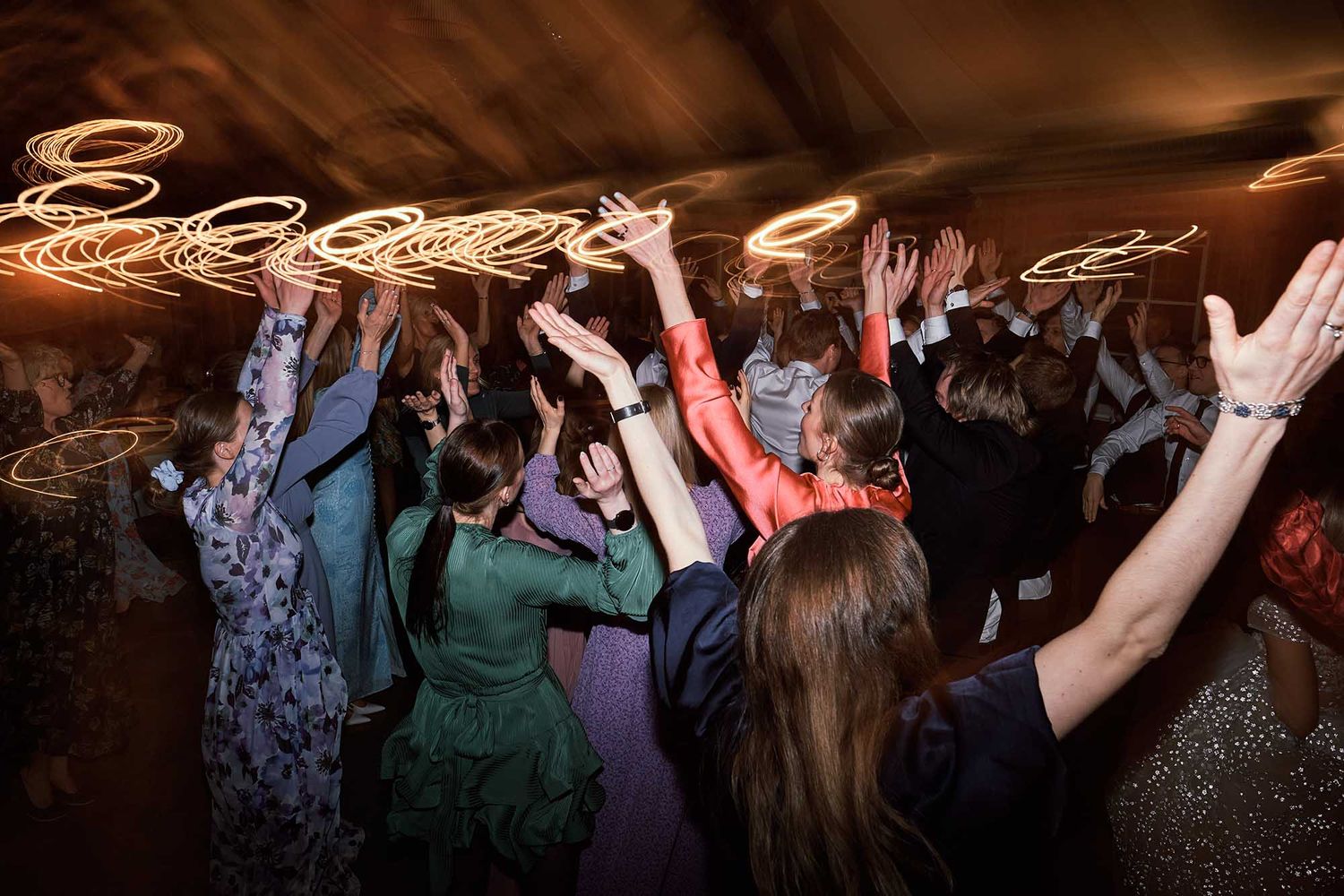 Bryllupsgjester danser under festen på Solastranden Gård