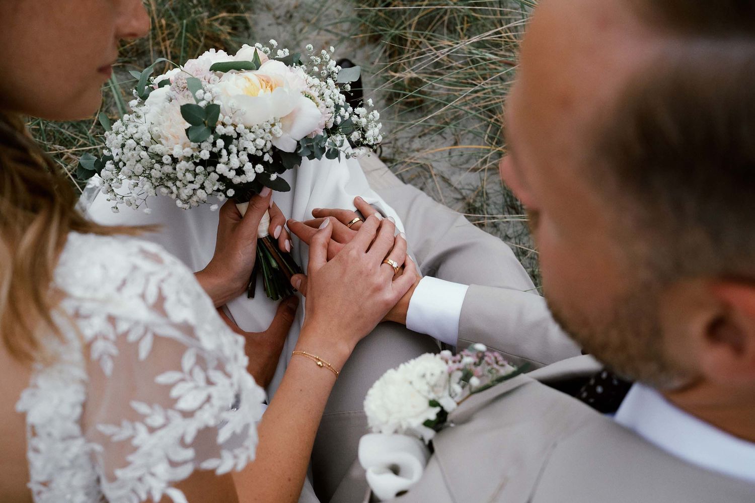 Detalj av ringene til brudeparet under bryllupsfotograferingen