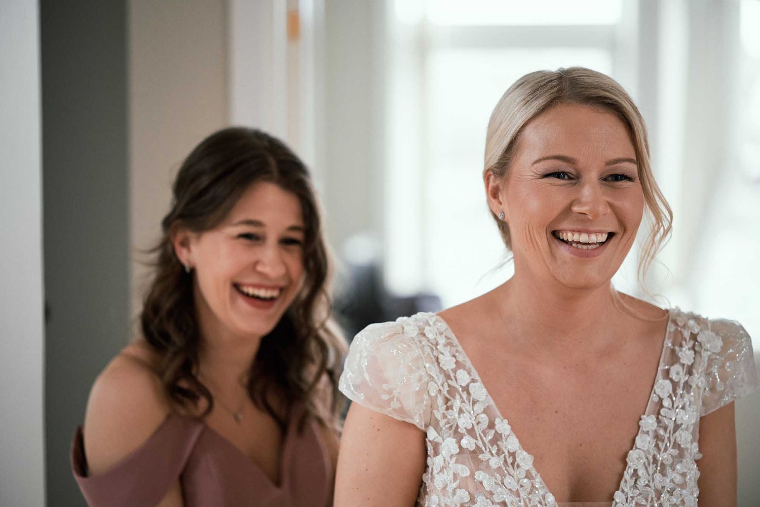 Bruden smiler under forberedelsen