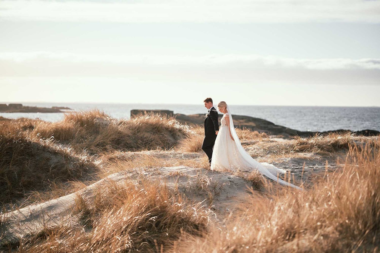 Nygifte går på stranden nær Solastranden Gård