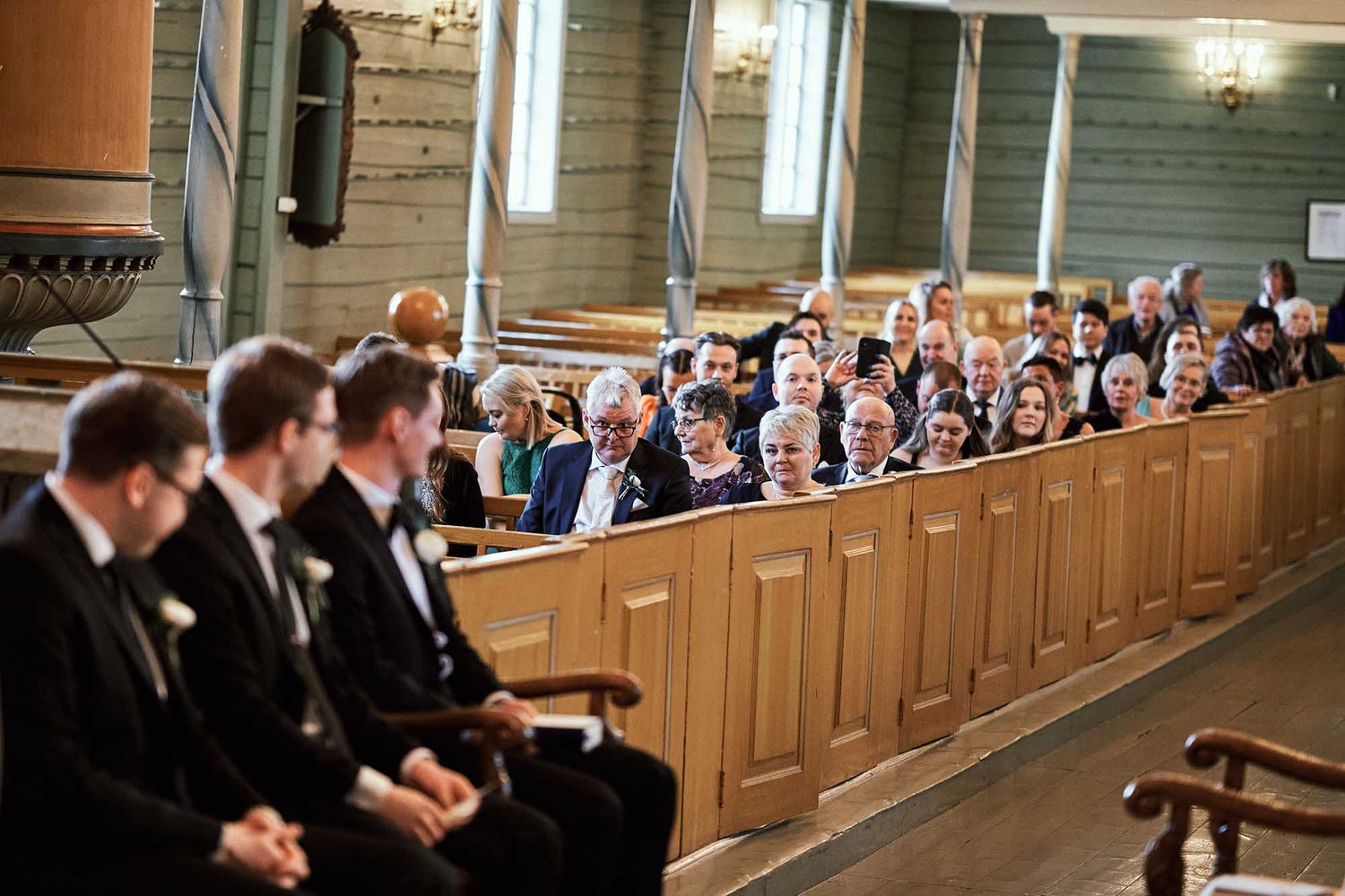 Brudgommen med forloverne før Vielse i Høyland kirke i Rogaland