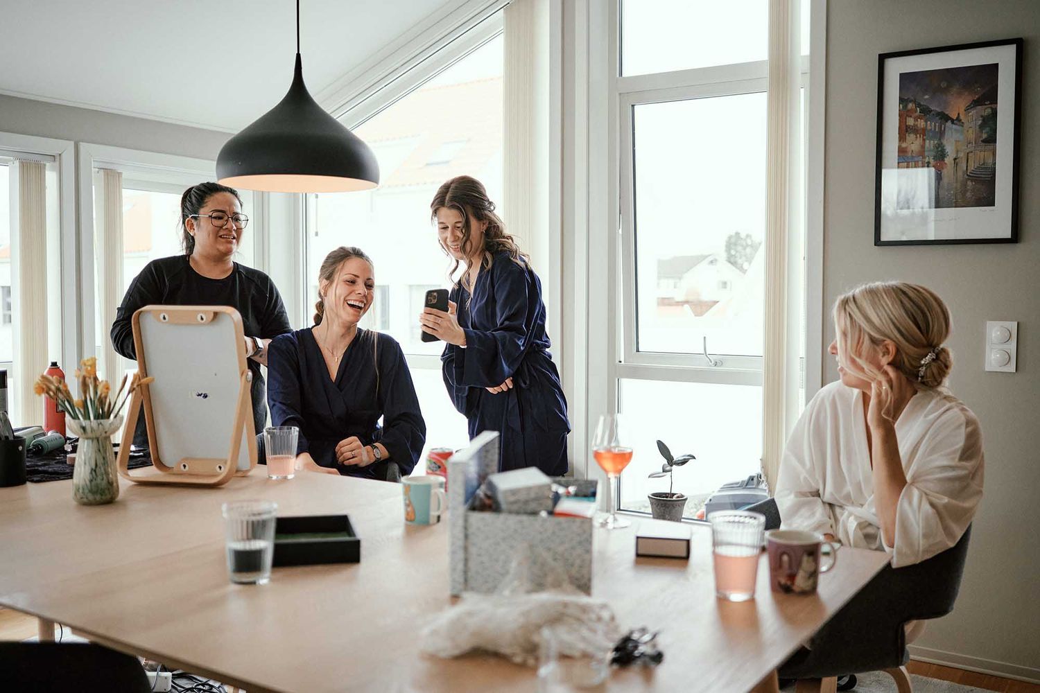 Mari forbereder seg til bryllupsdagen på Låven Solastranden Gård