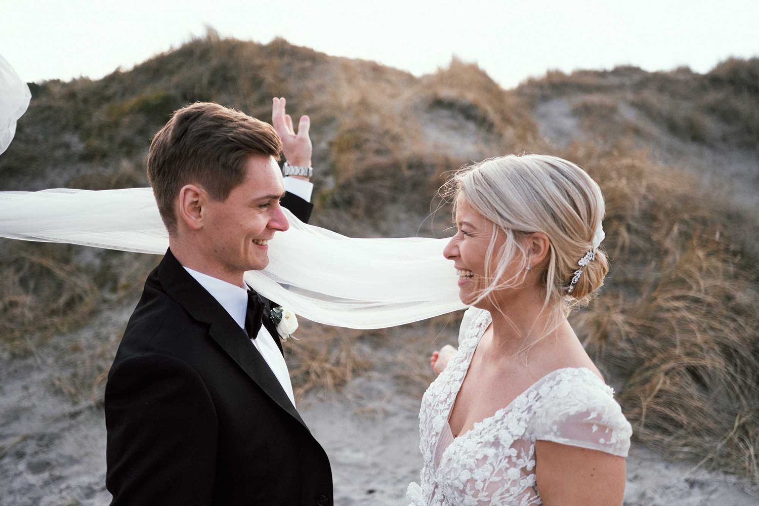 Bryllupsfotografering på en strand i Rogaland i mars