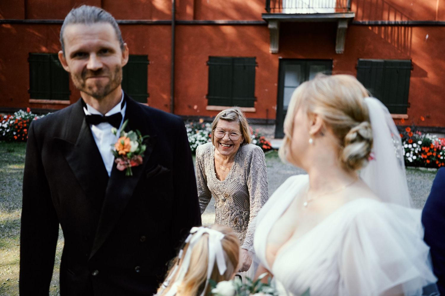 autentisk fotografi av mor som smiler på bruden