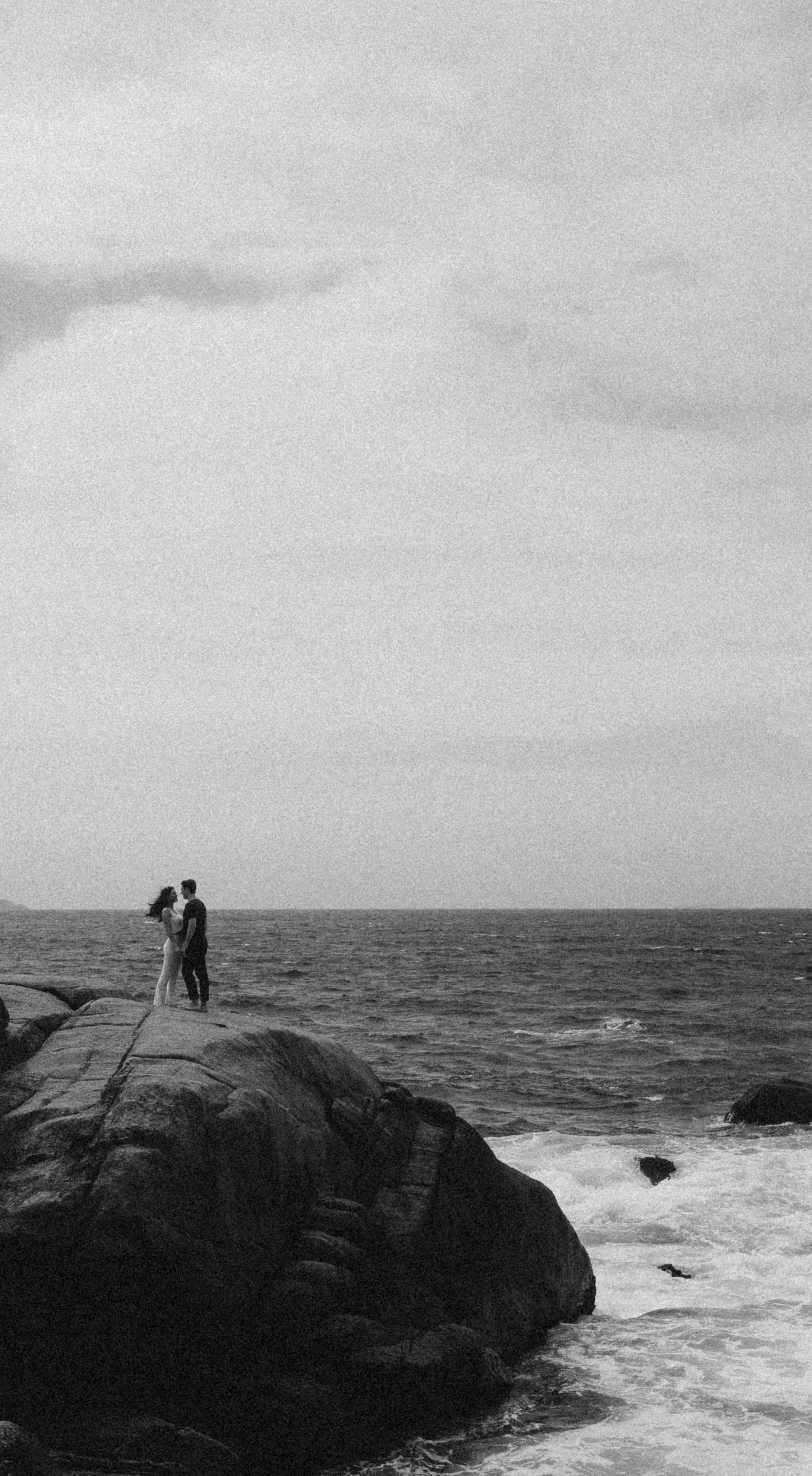 Fotografia de casal na praia, fotografia em lugar único próximo à natureza. Fotografia autêntica, atemporal e intimista. França, Itália.