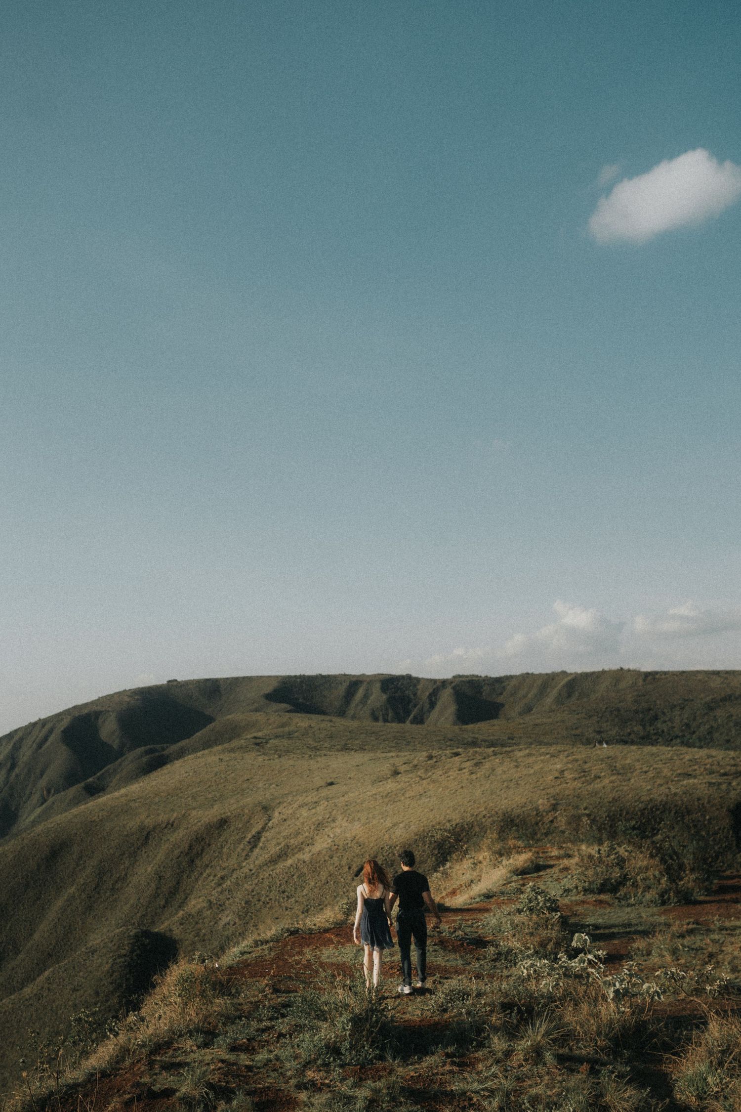 Fotografia de casal na montanha, fotografia em lugar único próximo à natureza. Fotografia autêntica, atemporal e intimista. França, Itália.