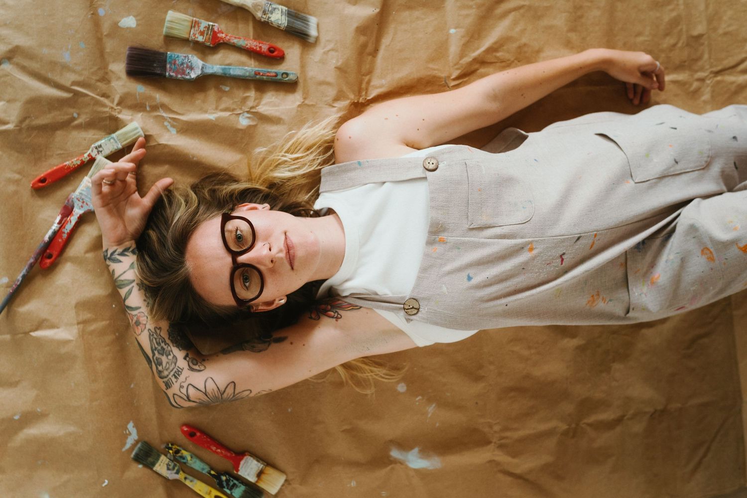 Ensaio feminino artístico e autêntico, ensaio em casa, fotografia de posicionamento. Retrato feminino.