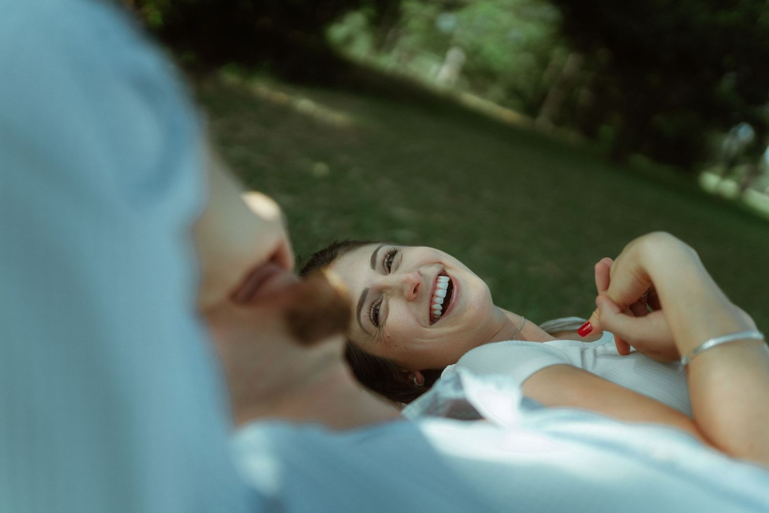 Fotografia de casal no campo, fotografia em lugar único próximo à natureza. Fotografia autêntica, atemporal e intimista.