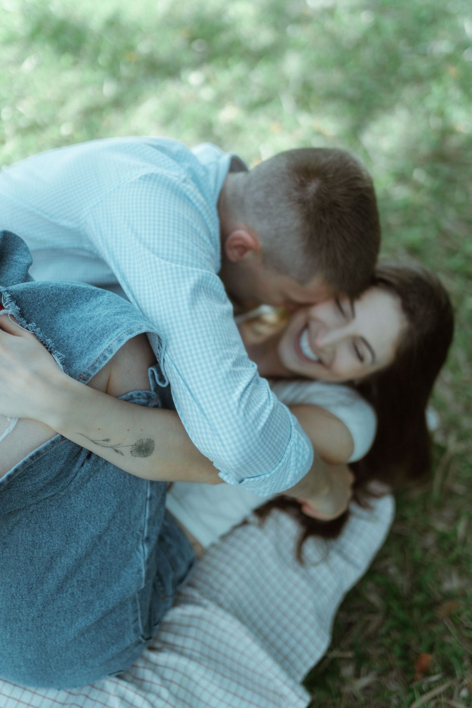 Fotografia de casal no campo, fotografia em lugar único próximo à natureza. Fotografia autêntica, atemporal e intimista.