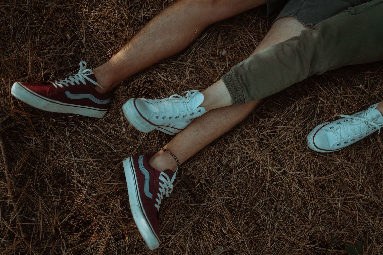 Fotografia de casal no campo, fotografia em lugar único próximo à natureza. Fotografia autêntica, atemporal e intimista.