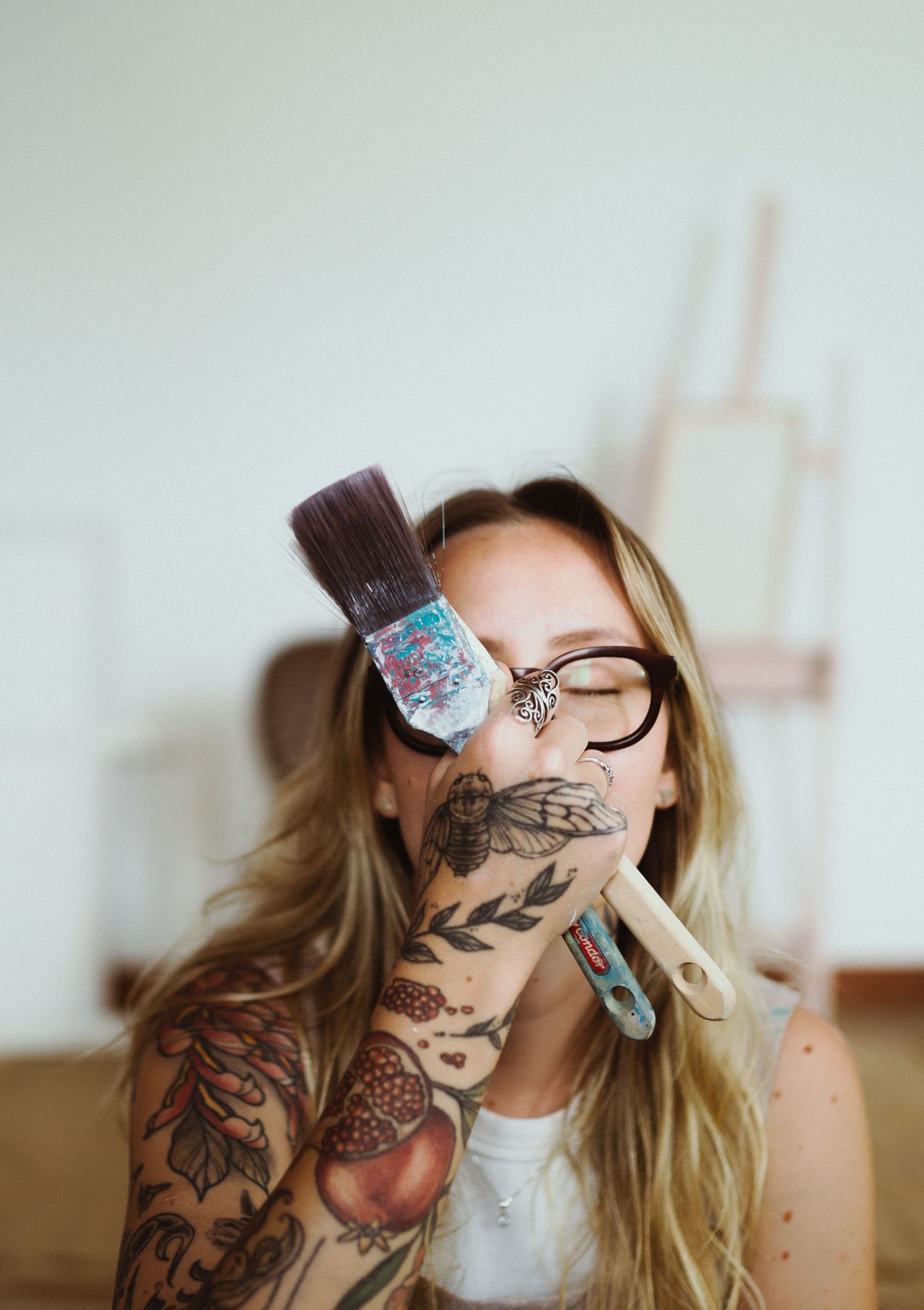 Ensaio feminino artístico e autêntico, ensaio em casa, fotografia de posicionamento. Retrato feminino.