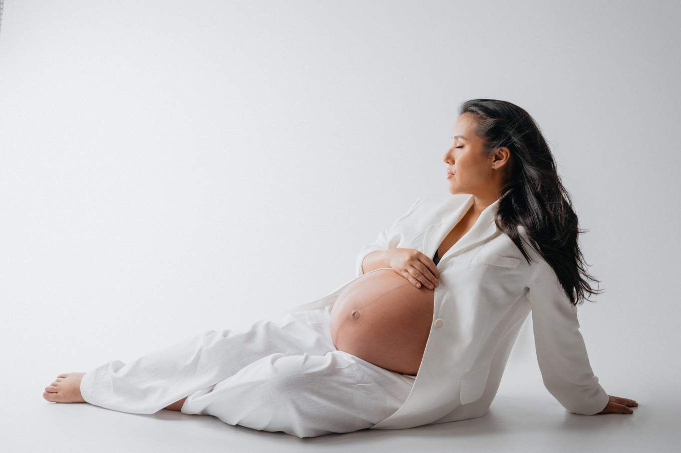Schwangere Frau mit nacktem Babybauch
