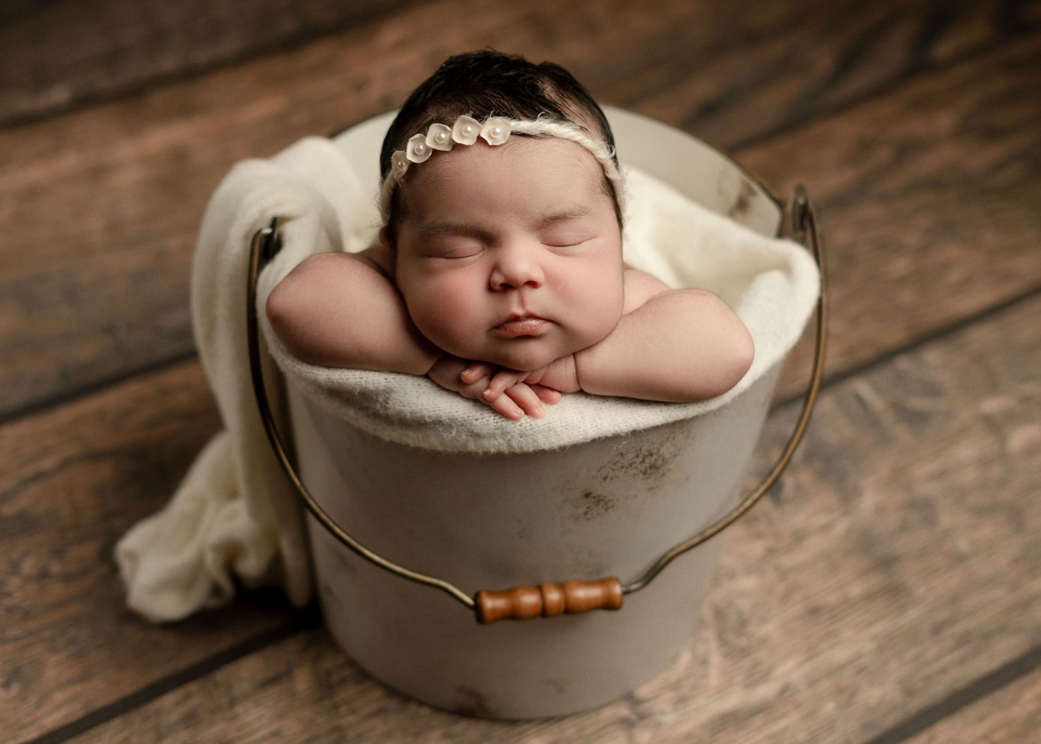 Baby photographer Best Baby photographer in Buena Park Cute baby photos, Newborn Bucket Pose, Cute baby girl, Newborn baby white theme, Baby