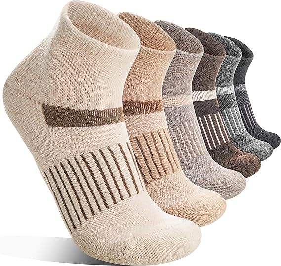 Set of six ankle socks in neutral colors featuring ribbed patterns and contrasting heel stripes arranged in gradient.