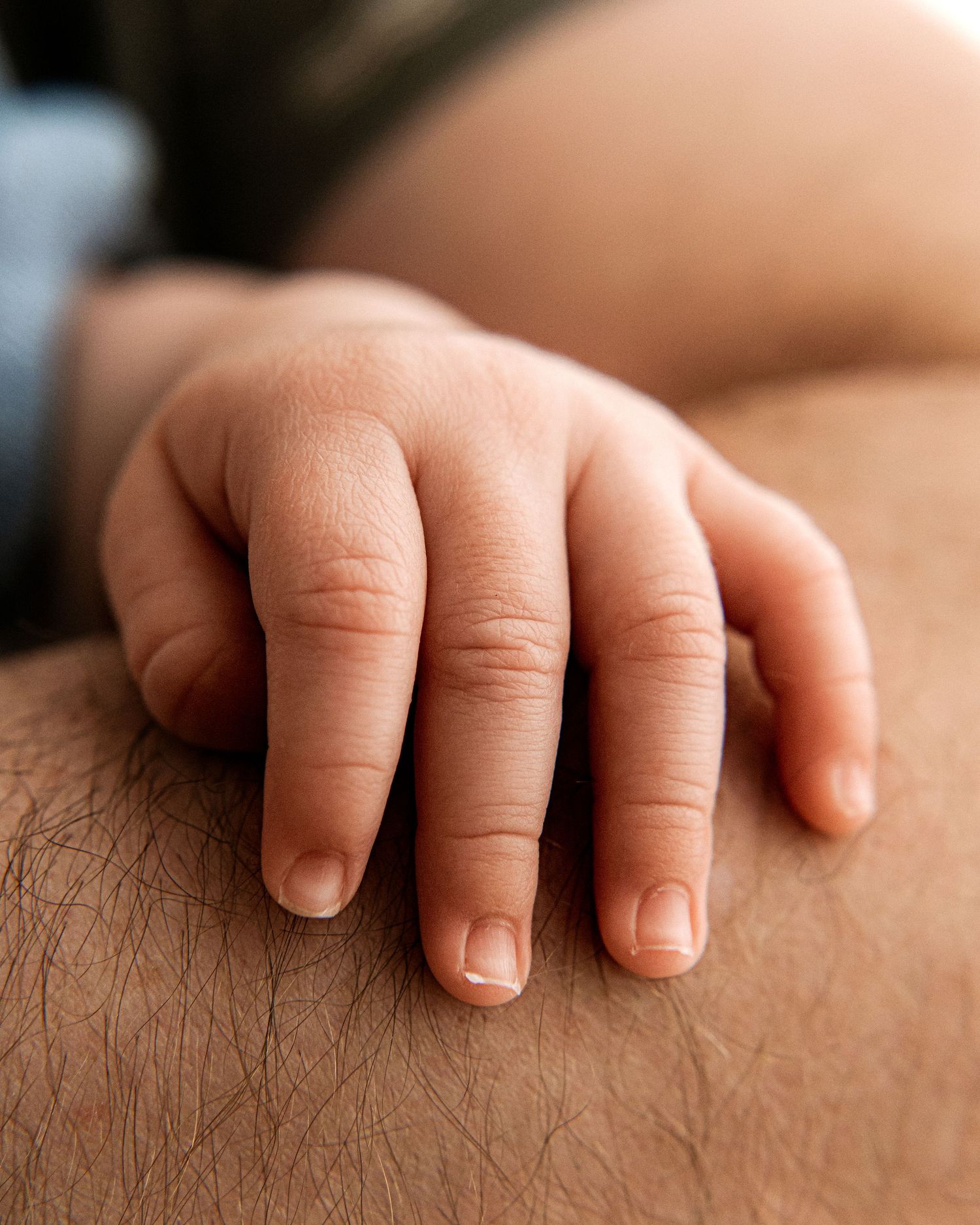 Ayrshire photographer Faye McRae captures intricate details of baby's hand during his newborn photoshoot