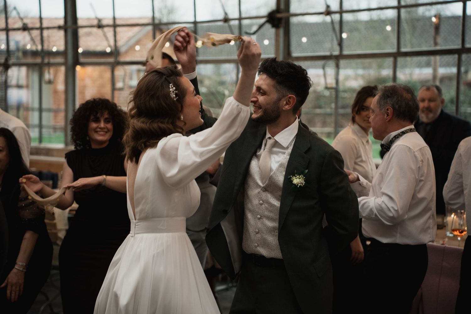 Emotionales Brautpaar Hochzeit im Glashaus. Fine Art & Documentary Stil. Ihr Hochzeitsfotograf für authentische Hochzeiten in Bayern.