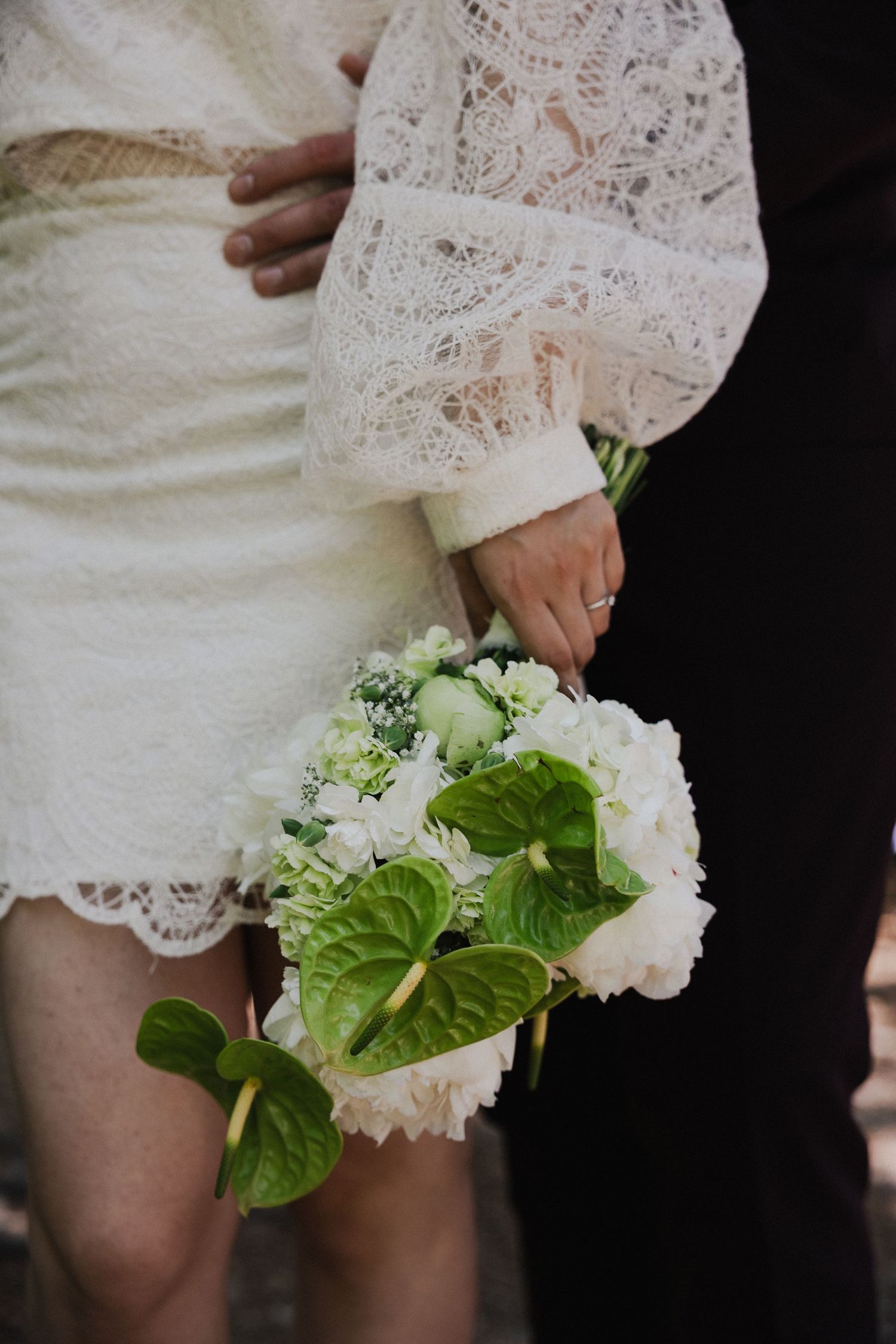 Detailaufnahme Brautstrauß & Hochzeitskleid: After-Wedding-Fotoshooting Schloss Nymphenburg. Fine Art Hochzeitsfotograf München.