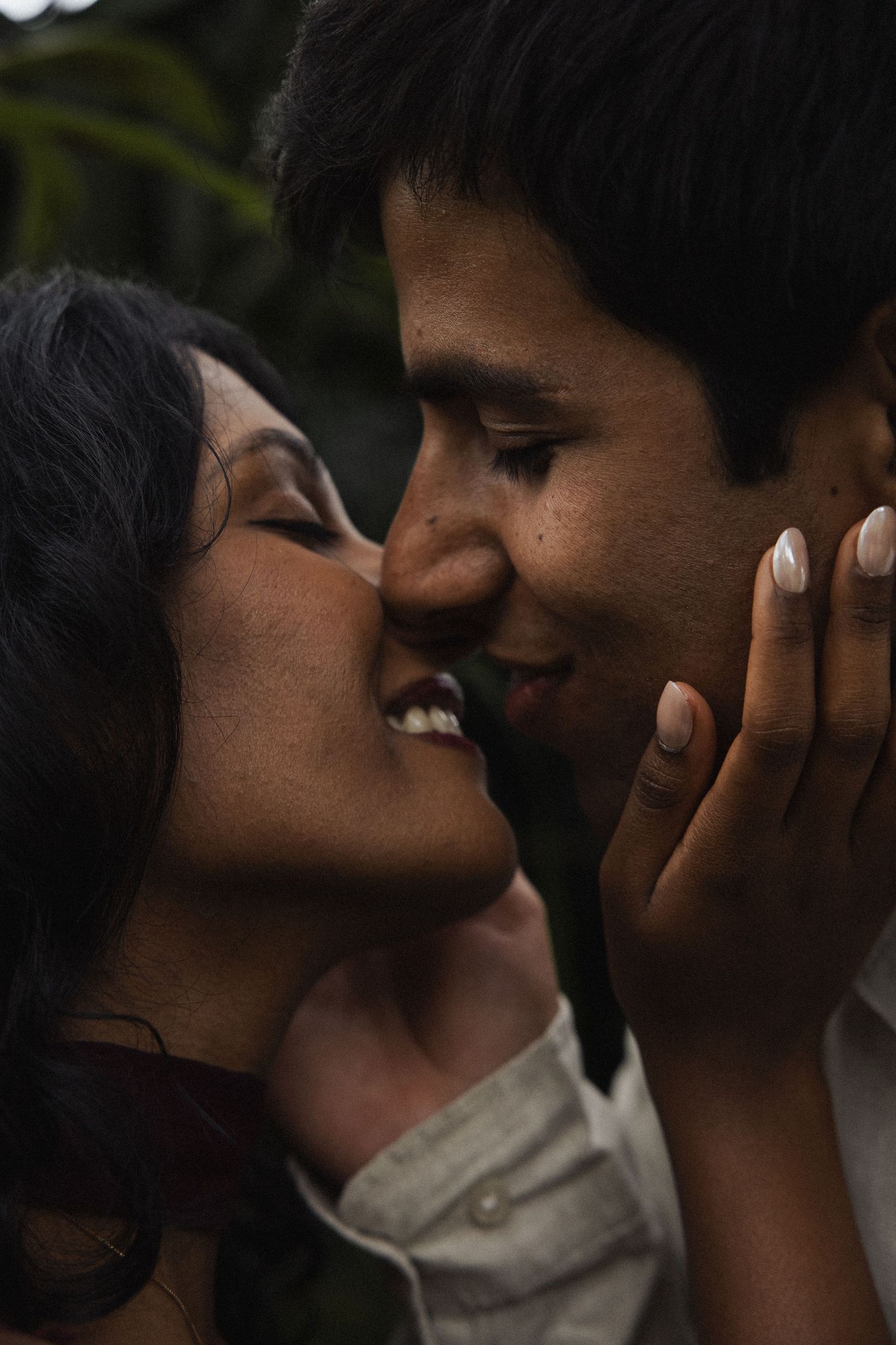 Close-up beim Verlobungsshooting: Intimer Moment des Paares kurz vor dem Kuss. Romantische, emotionale Paarfotos in München.