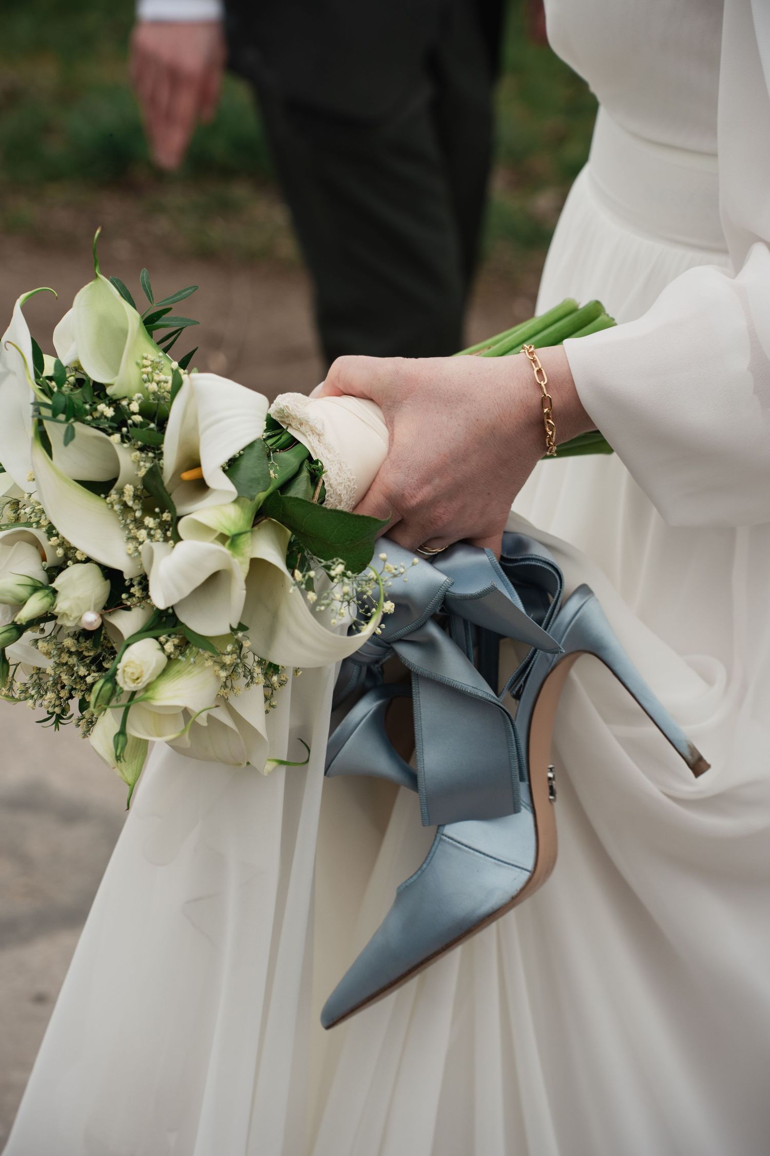 Fine Art Hochzeit in München: Braut mit Calla-Bouquet und blauen Seidenschuhen. Edle Hochzeitsfotografie Bayern.