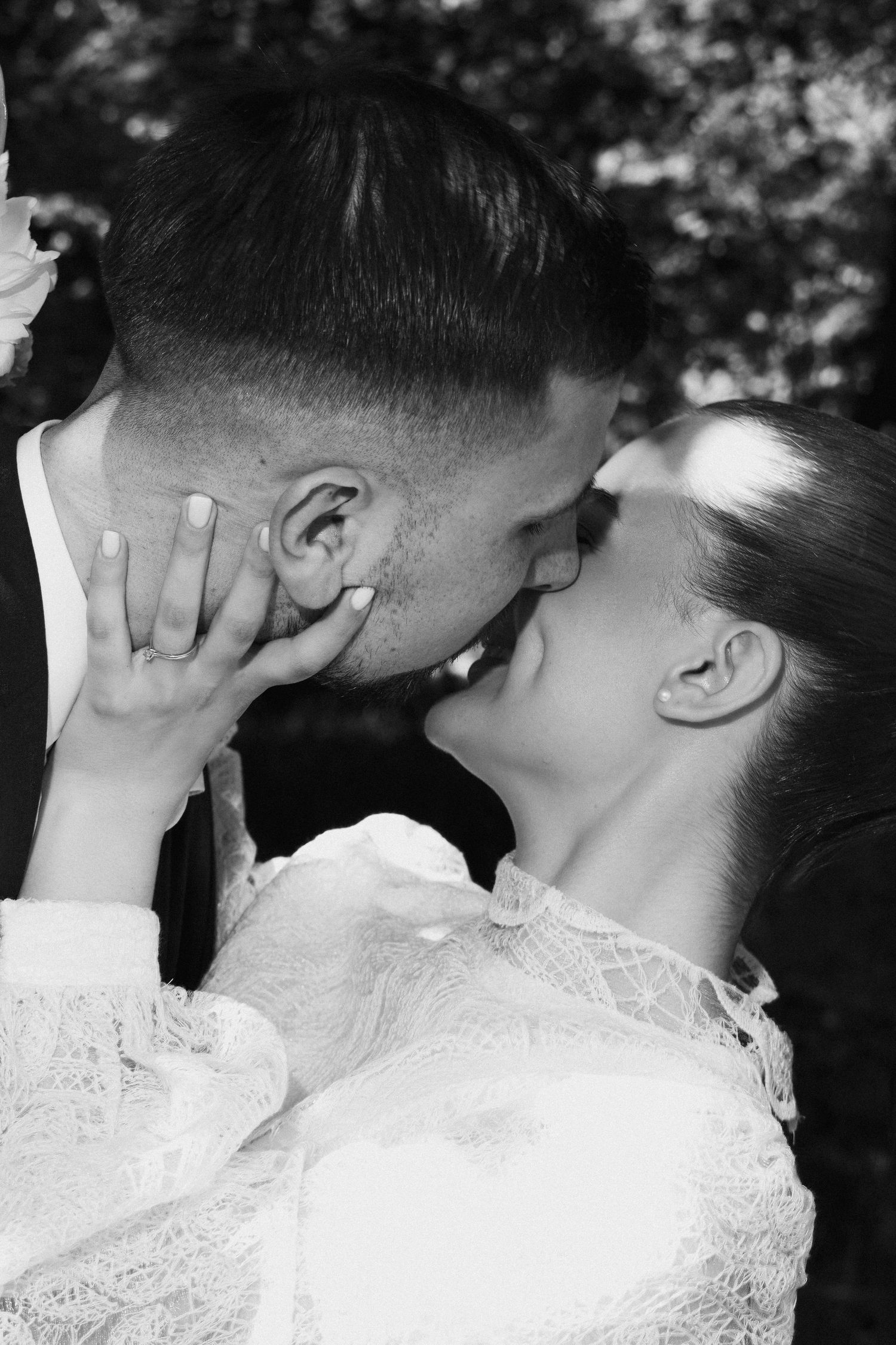 Schwarz-Weiß-Close-up: Emotionale Hochzeitsfotos beim After-Wedding-Shoot am Schloss Nymphenburg. Kuss & Lachen des Paars in München.