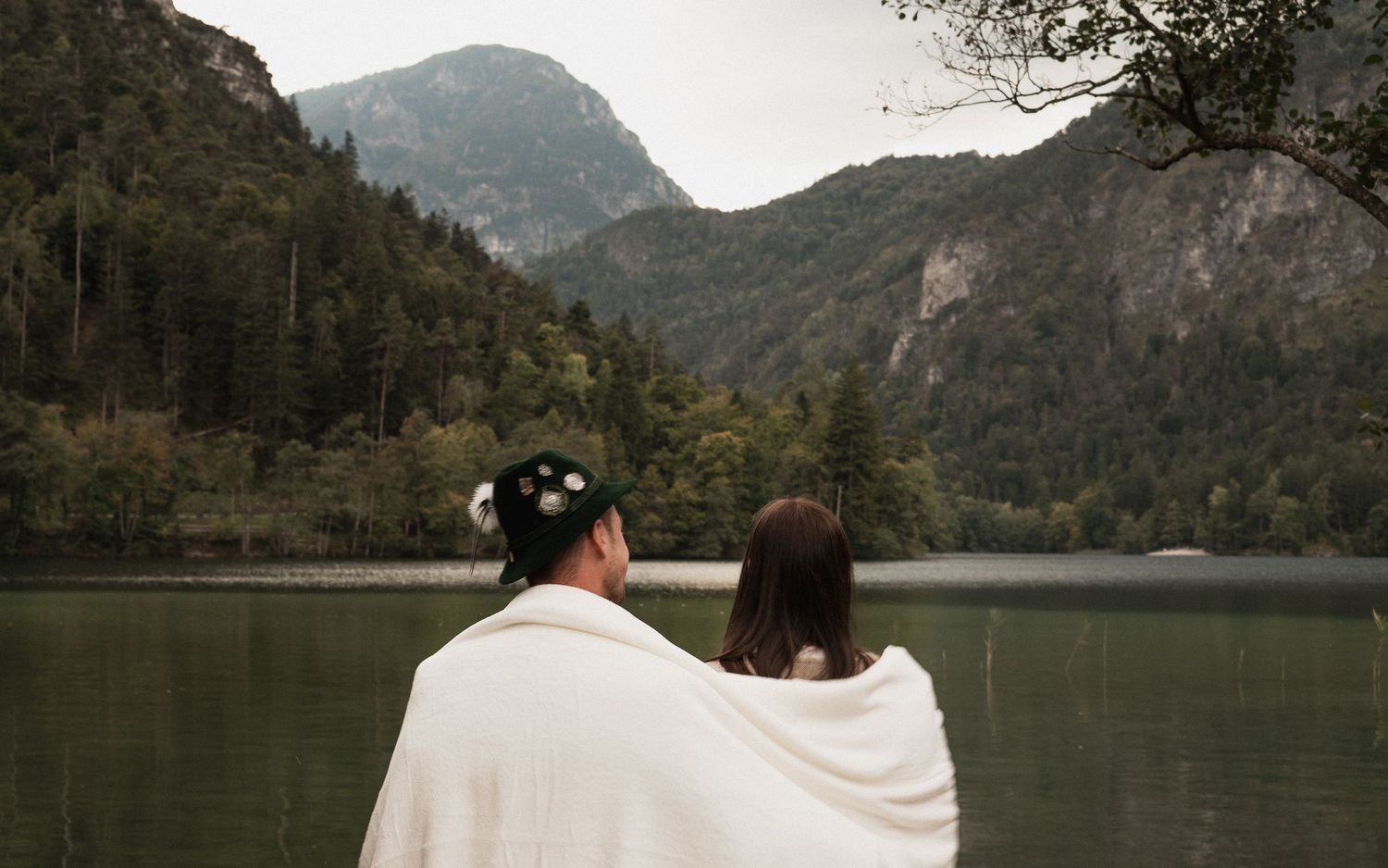 Berchtesgaden Hochzeit: Romantik auf der Bergwiese. Cineastische Hochzeitsfotos Bayern.