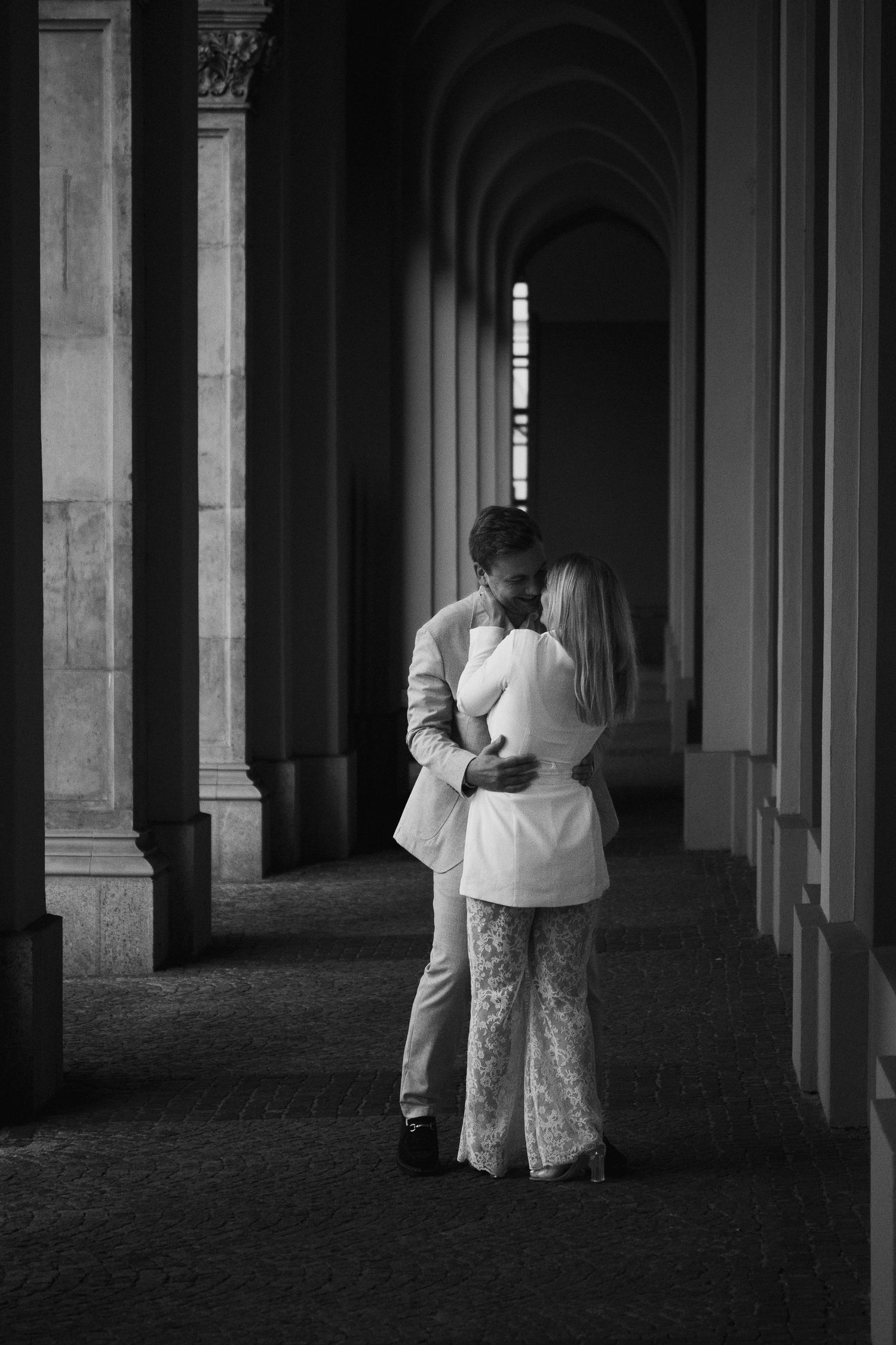 Elegantes Paar-Shooting in den Arkaden: Ein Moment der Ruhe zwischen den Säulengängen an der Maximilianstraße in München.