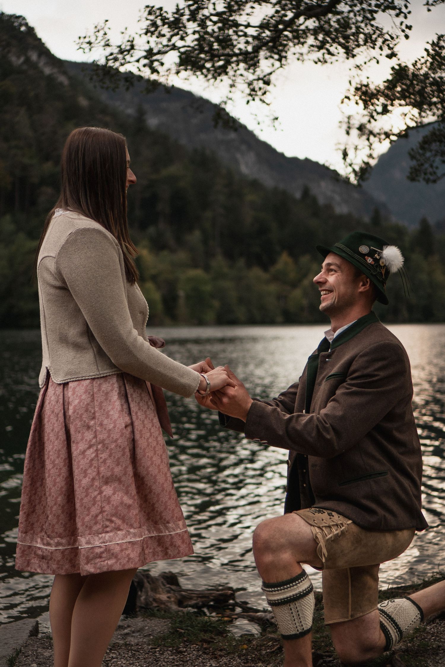 Berchtesgaden Verlobung: Romantik auf der Bergwiese. Cineastische Hochzeitsfotos Bayern.