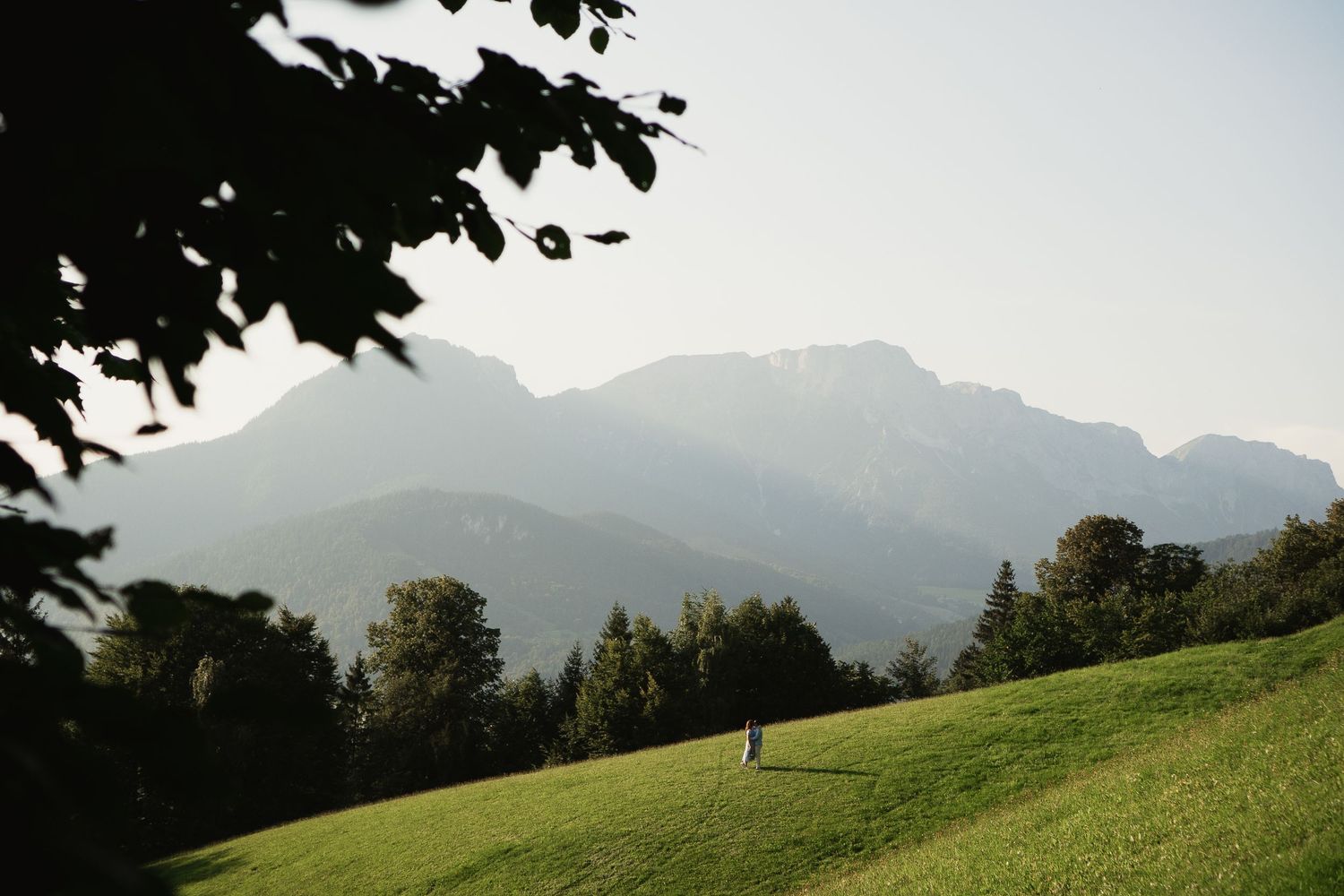 Fine Art Shooting Berchtesgaden: Paar mit Watzmann-Blick. Hochzeitsfotografin Bayern.