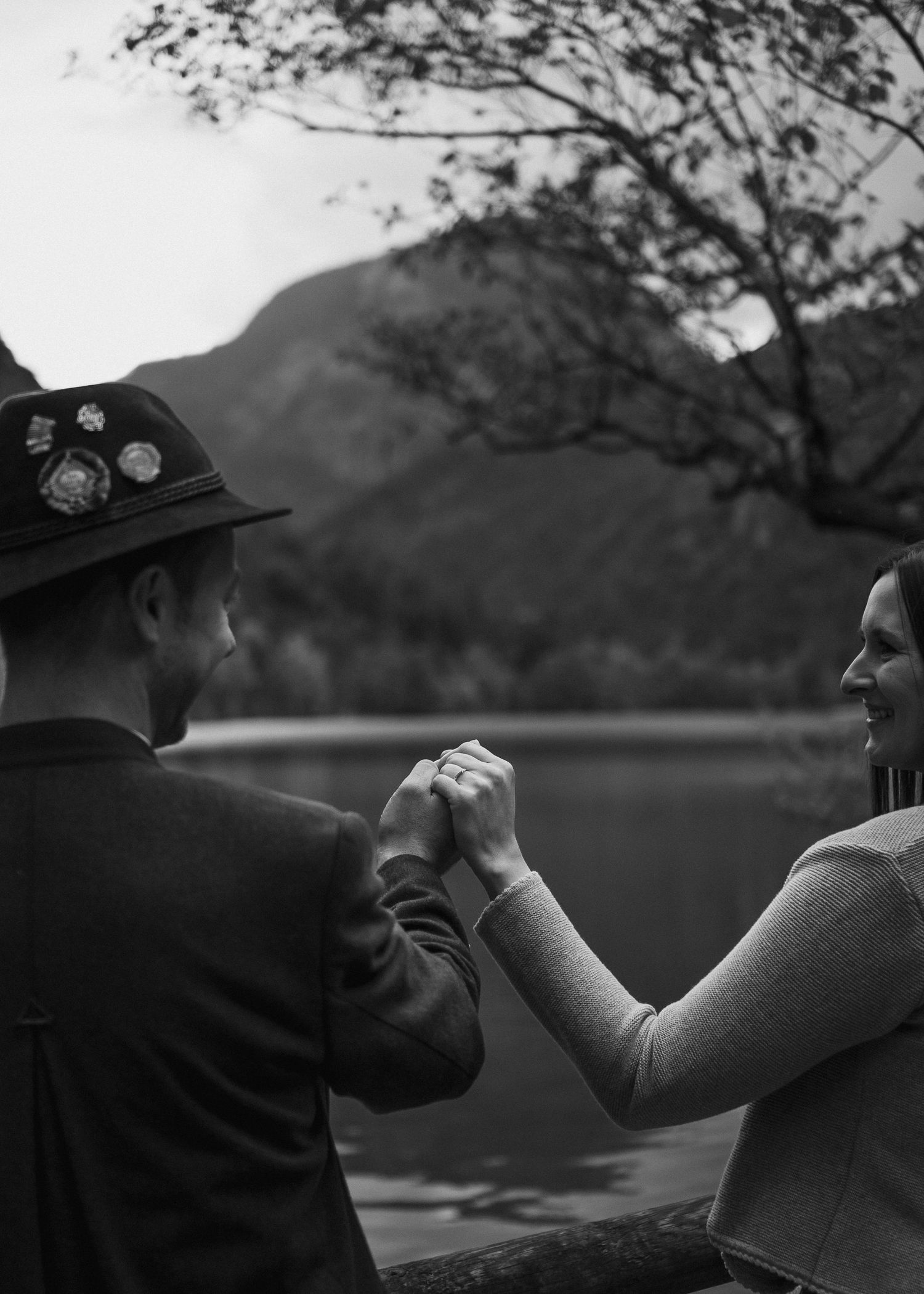 Verlobung in Berchtesgaden: Paar in Tracht auf Almwiese. Authentische bayerische Alpen-Hochzeitsfotos von Ella Grinvalde.