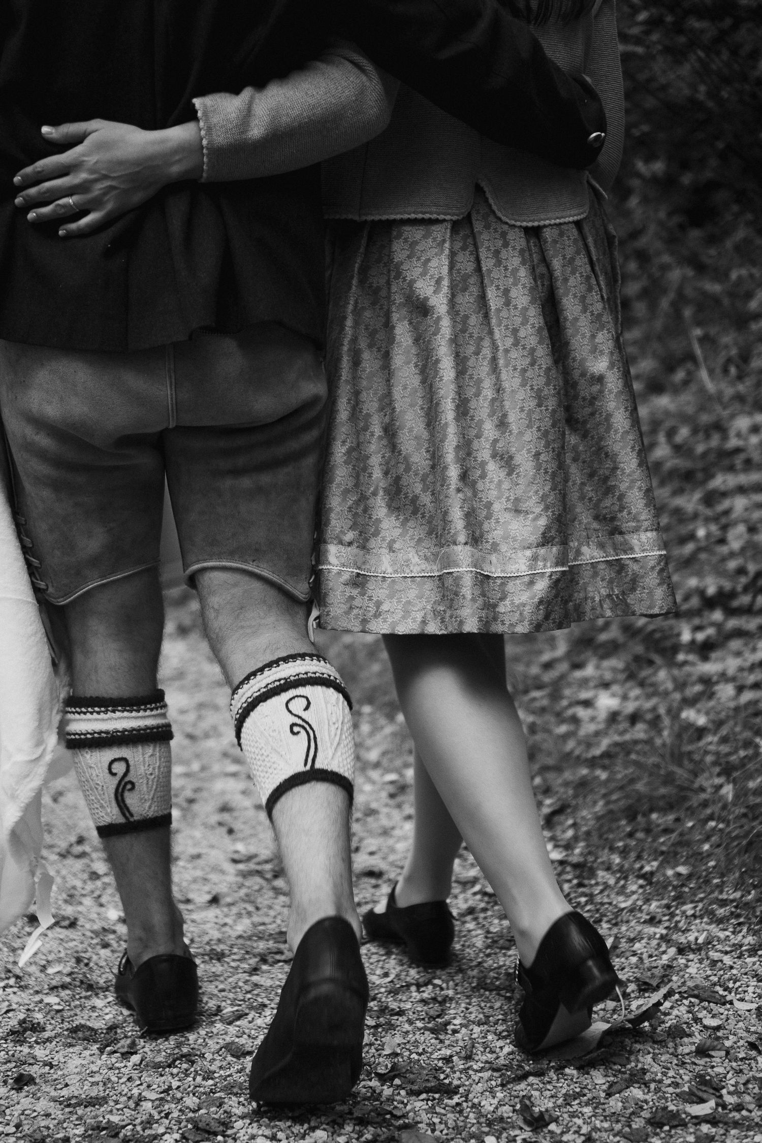 Verlobung in Berchtesgaden: Paar in Tracht auf Almwiese. Authentische bayerische Alpen-Hochzeitsfotos von Ella Grinvalde.