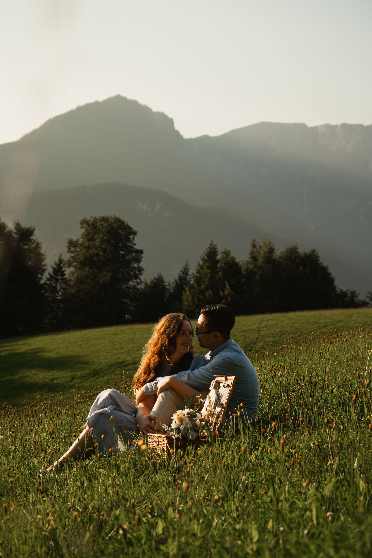 Romantisches Paar in Berchtesgaden: Bergblick & Sonnenschein. Profi-Fotografin Bayern.