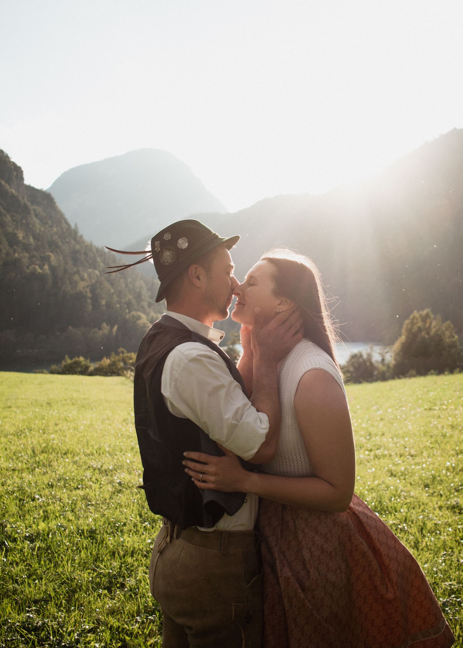 Alpin-Wedding Berchtesgaden: Brautpaar in bayerischer Tracht. Fine Art Fotografie Bayern.