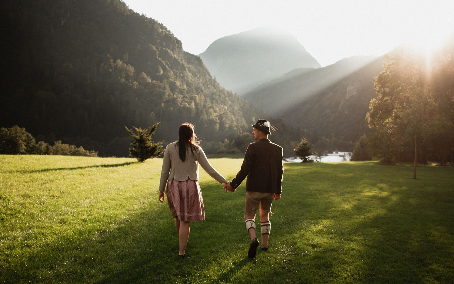 Hochzeit Berchtesgaden: Paar in Tracht auf der Alm. Authentische Alpen-Hochzeitsfotos Bayern.