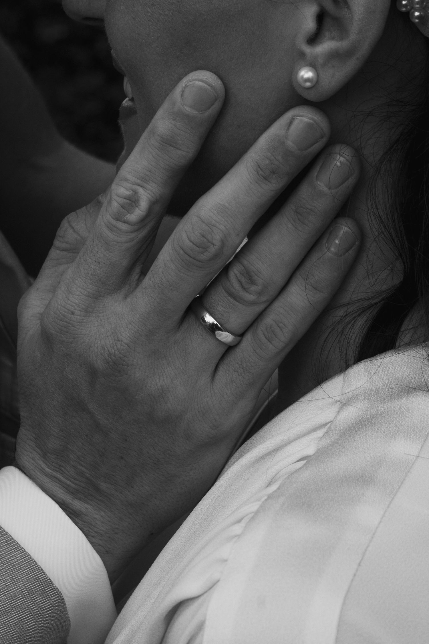 B&W Wedding Details: Fokus auf den Diamantring beim Shooting in München. Hochzeitsfotograf Rottal-Inn.