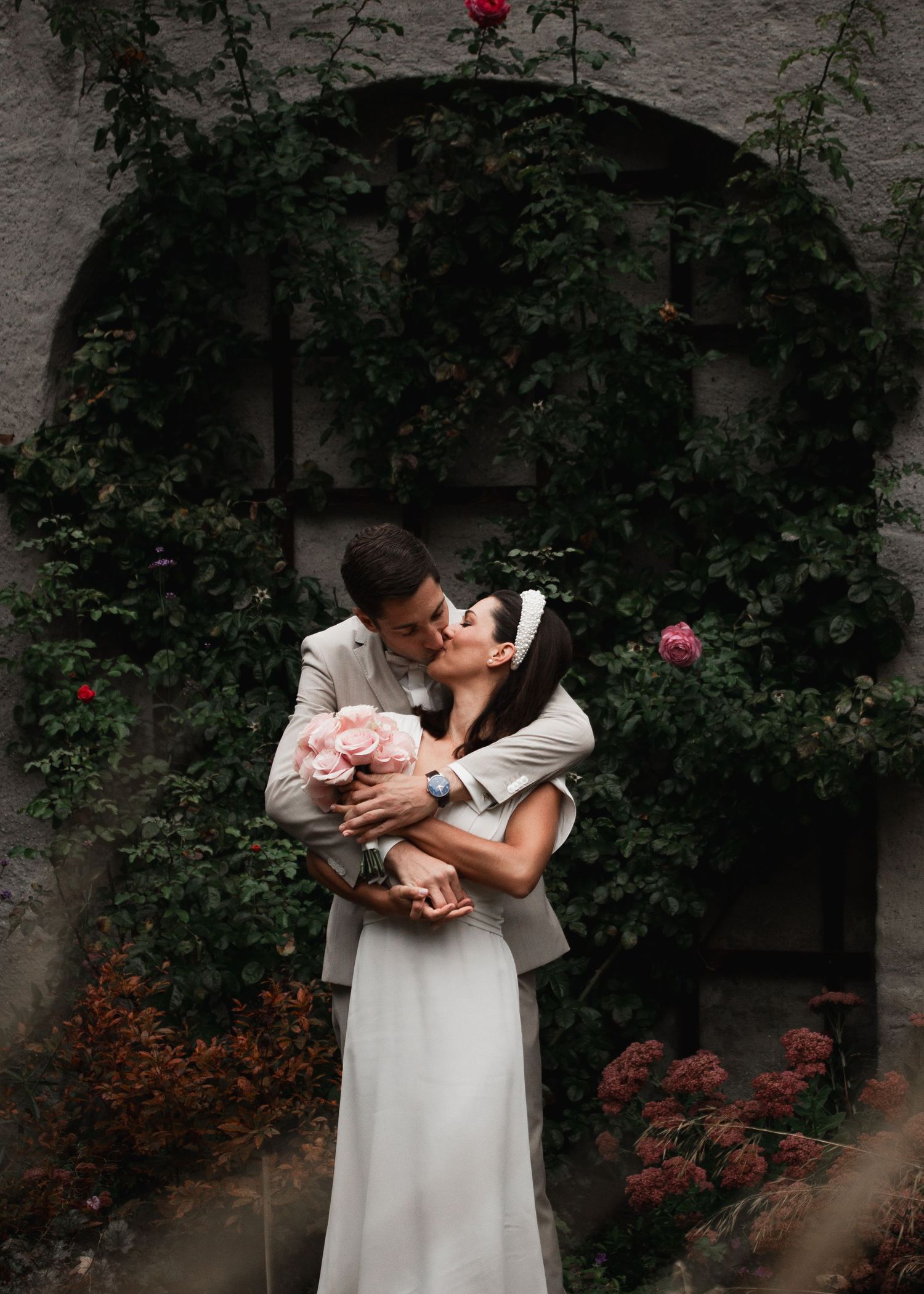 Hochzeitsfotograf München: Paar küsst sich im Garten. Fine Art Hochzeitsfotos in Niederbayern.