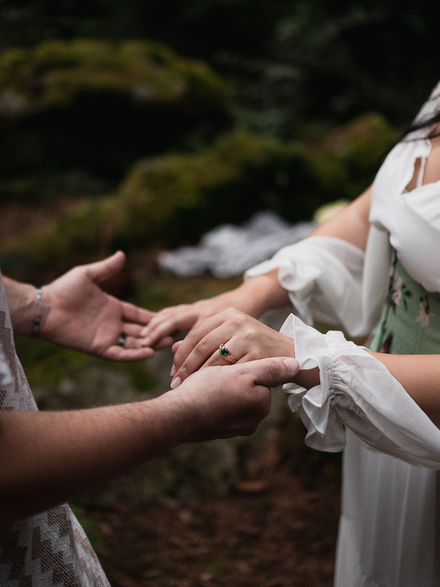 Fine Art Paarshooting im Wald bei Eggenfelden: Romantischer Kuss zwischen Tannen. Authentische Hochzeitsfotografie Bayern.