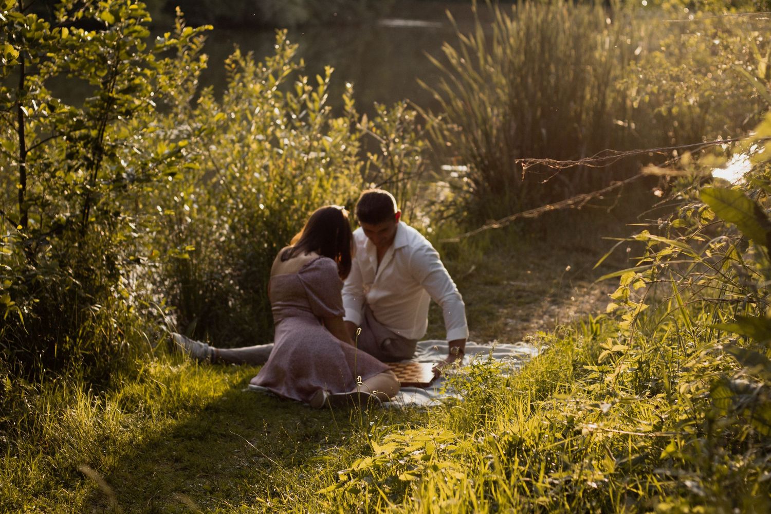 Authentisches Lifestyle-Shooting in Niederbayern: Paar entspannt auf einer Wiese in Bad Birnbach.