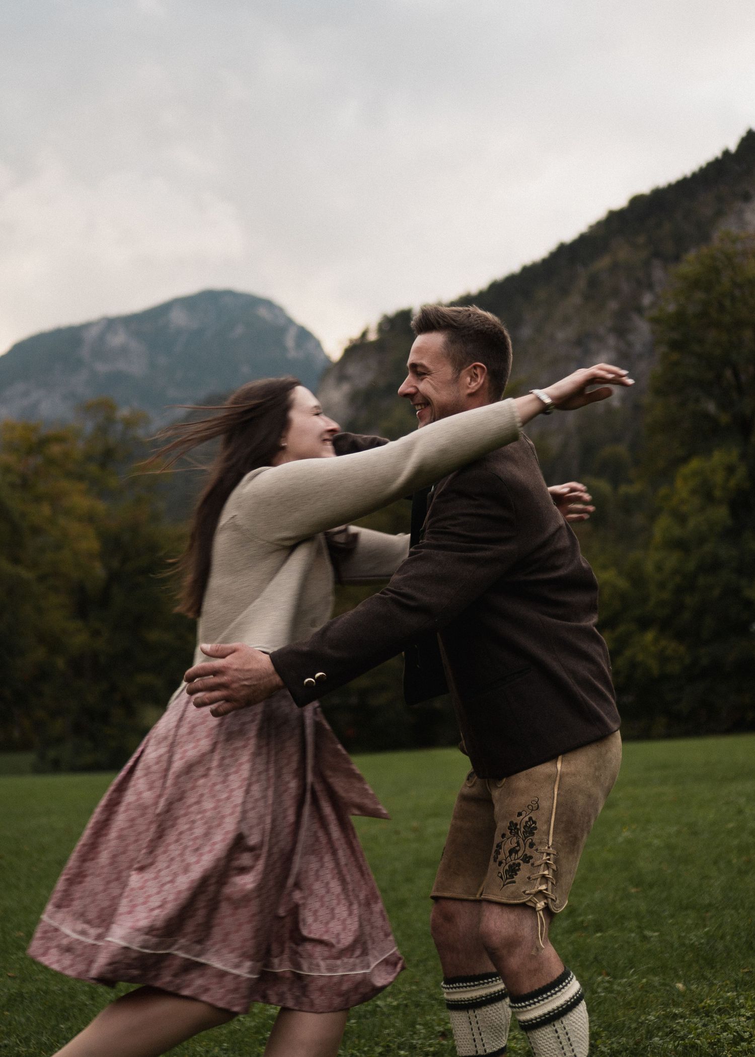 Verlobung Berchtesgaden: Paar in Tracht auf der Alm. Authentische Alpen-Hochzeitsfotos Bayern.