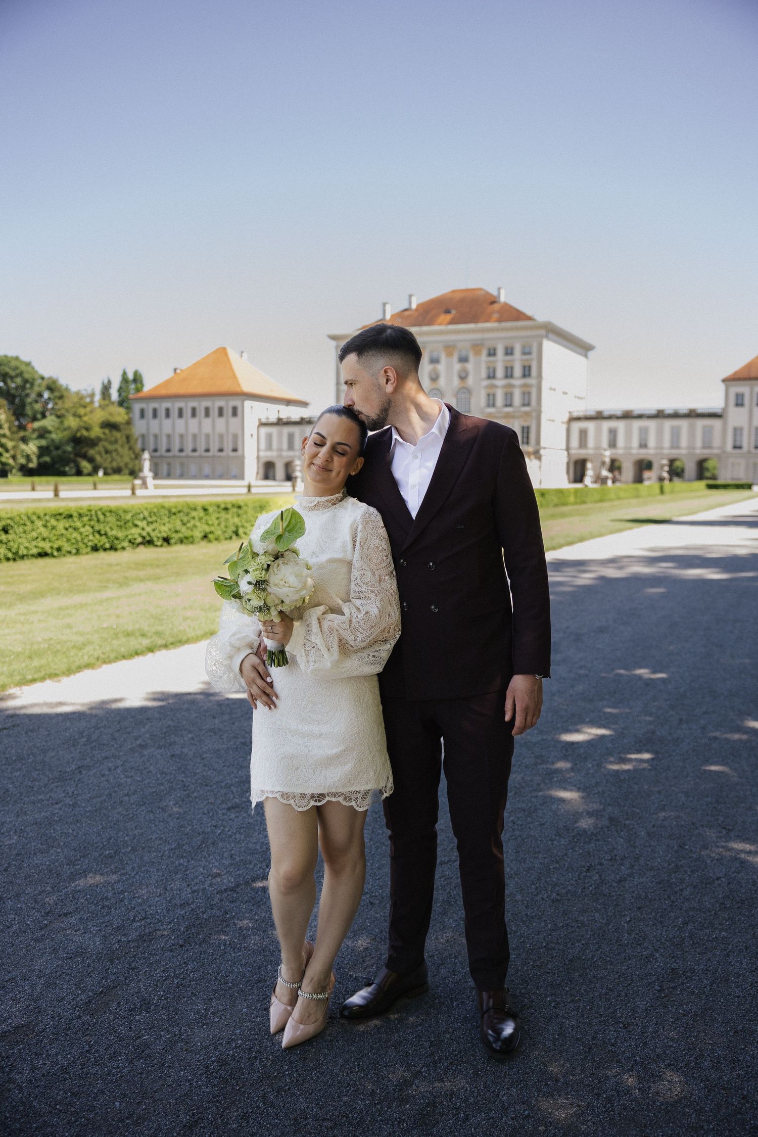 Brautpaar im Schlosspark Nymphenburg: After-Wedding-Fotoshooting in München. Romantische Hochzeitsfotos vor Schlosskulisse in Bayern.