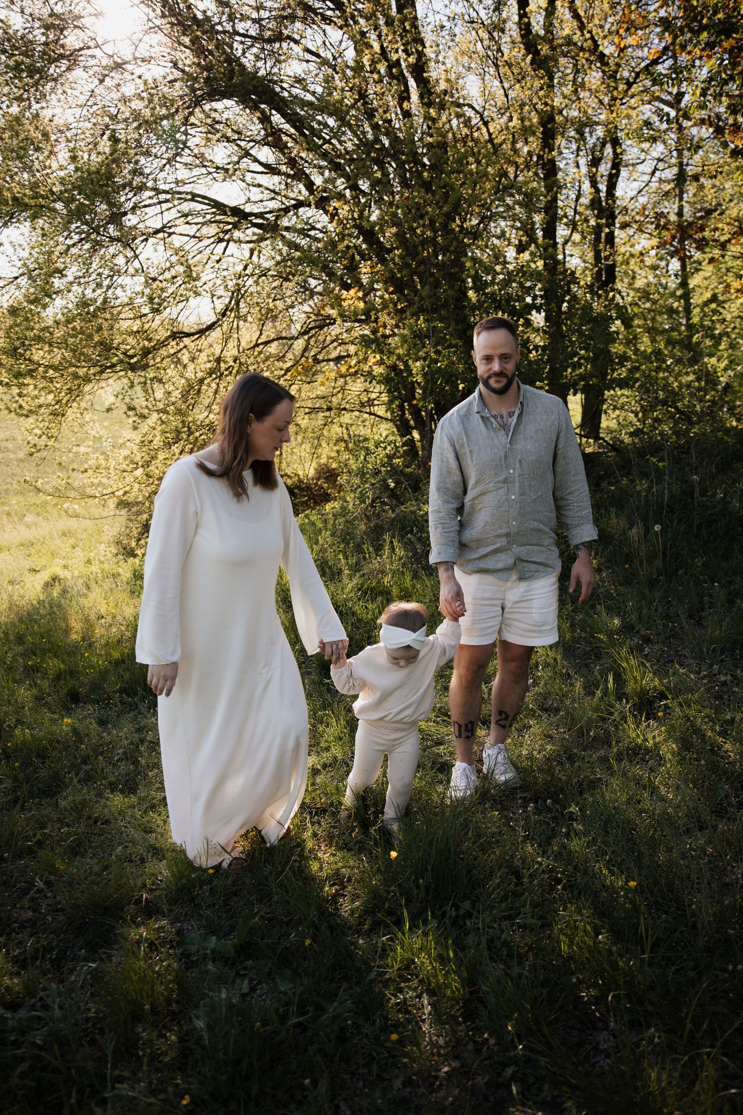 Authentisches Familien-Shooting in der Natur nahe Braunau, fotografiert im hellen Fine-Art-Stil von Ella Grinvalde Photography.