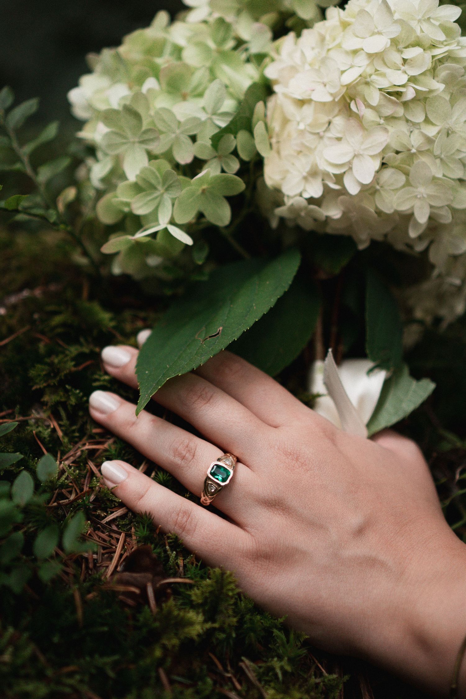 Fine Art Ring-Aufnahme in Bad Birnbach: Hochzeitsdetails im Fine Art Stil von Ella Grinvalde.