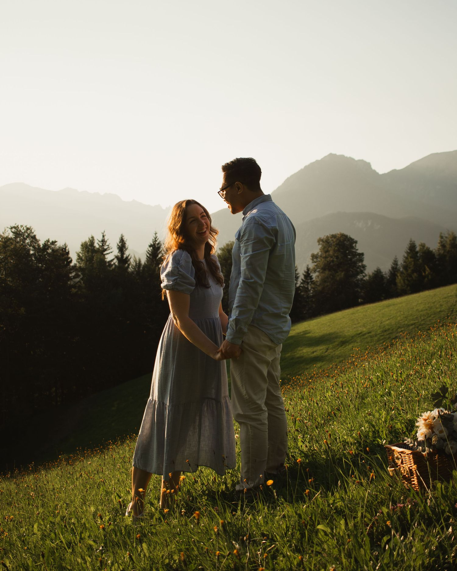 Hochzeitsfotos im Abendlicht: Paar auf Almwiese in Berchtesgaden. Authentische Fotografie Rottal-Inn.