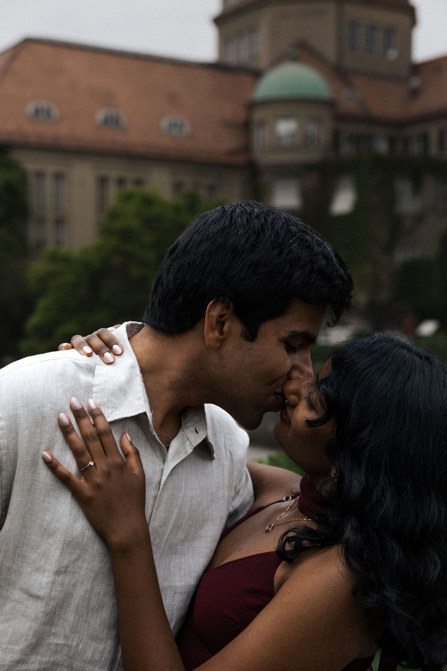 Kuss beim Engagement Shoot: Intimes Paarshooting vor historischer Kulisse im Botanischen Garten München. Romantische Verlobungsfotos.