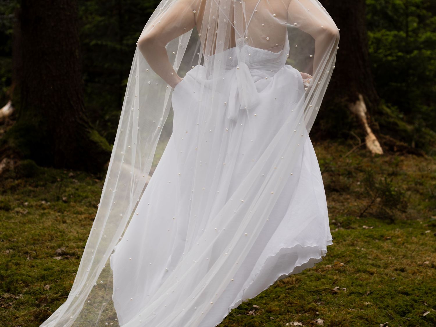 Fine Art Wedding B&W: Braut mit kunstvollem Schleier in Bad Birnbach. Fotografie Rottal-Inn.